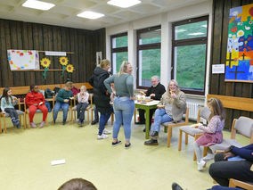 Symbolische Mantelteilung mit den Kommunionkindern (© Karl-Franz Thiede)